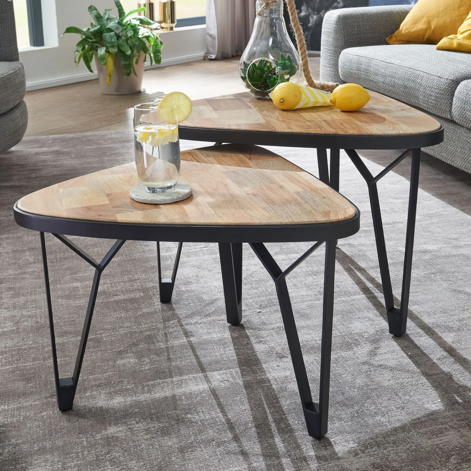 FineBuy Design Couchtisch 2er Set Mango / Akazie Massivholz Satztisch Dreieckig, Wohnzimmertisch Braun mit Metallbeine, Tischset 2-teilig Satztisch Holz / Metall Schwarz