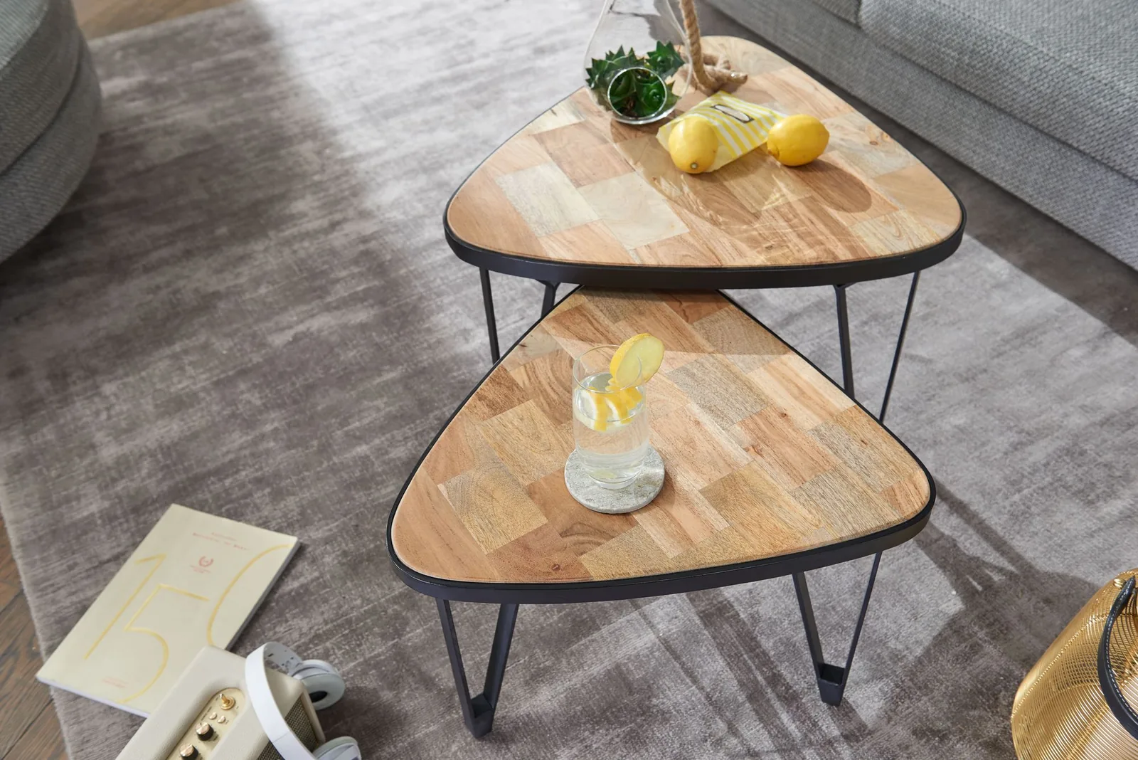 FineBuy Design Couchtisch 2er Set Mango / Akazie Massivholz Satztisch Dreieckig, Wohnzimmertisch Braun mit Metallbeine, Tischset 2-teilig Satztisch Holz / Metall Schwarz