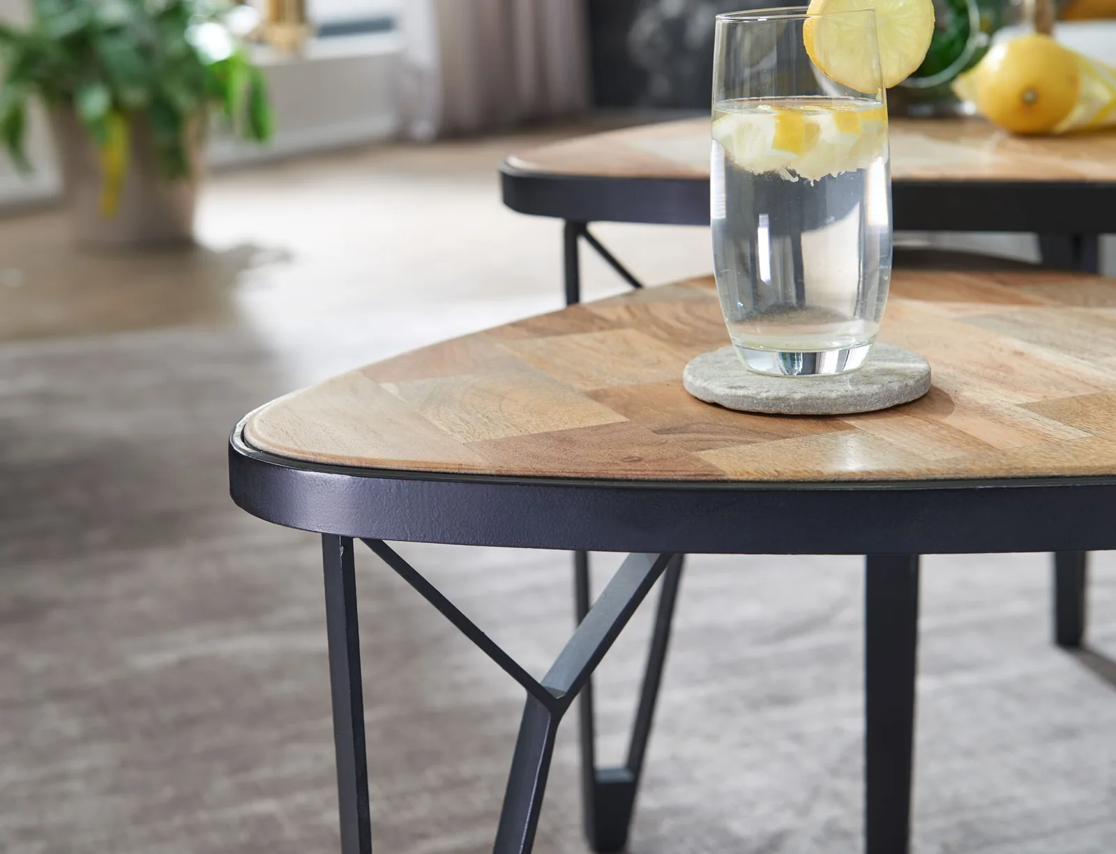 FineBuy Design Couchtisch 2er Set Mango / Akazie Massivholz Satztisch Dreieckig, Wohnzimmertisch Braun mit Metallbeine, Tischset 2-teilig Satztisch Holz / Metall Schwarz
