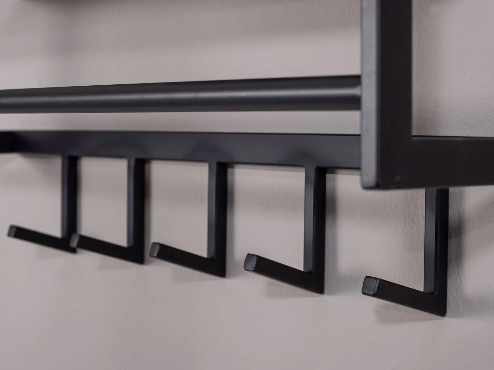 FineBuy Wandgarderobe Metall Schwarz 70 cm mit Ablage - Design Garderobenpaneel mit Hutablage - Wand Garderobenleiste mit Hakenleiste - 5 Kleiderhaken