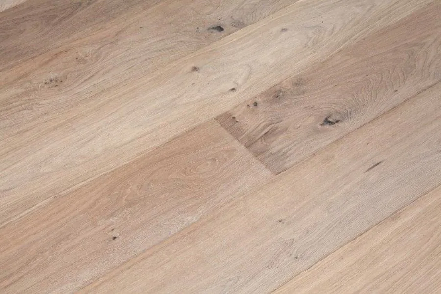 Premium Parkett Europ. Eiche, Click-Verbindung, handbehauen, gealtert, gekälkt, oxidativ weiß geölt, 14 x 180 x 1800 mm (1,944 m² / Paket)