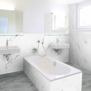 Wandfliese SPC-Vinyl, Carrara‑Marmor, Hochglanz, wasserfeste Wandverkleidung für Küche und Bad, Wandpaneel mit Click-Verbindung, 600 mm x 300 mm x 3,7 mm, (2,16 m² / Paket)
