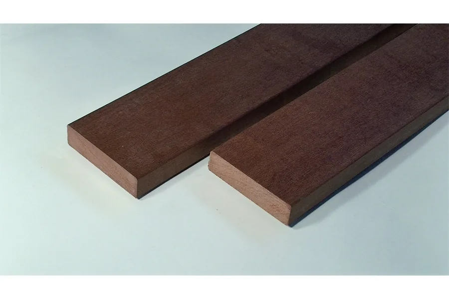 Massaranduba Dielen, KD, beidseitig glatt mit Längskanten gerundet, 25 x 100 mm, 2,44 m lang