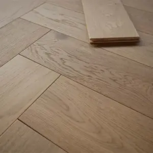 Eiche Parkett, Fischgrät, unsichtbar lackiert, matt, 14 mm (S) x 125 mm (B) x 600 mm (L), Sortierung Natur (1,2 m² / Paket)