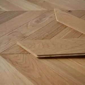 Eiche Parkett, Chevron, gebürstet, matt lackiert 14 x 90 x 510 mm, Sortierung natur (1,836 m² / Paket)