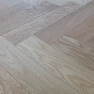 Eiche Parkett, Fischgrät, gebürstet und geölt 14 (S) x 90 (B) x 450 mm (L), Sortierung natur (1,62 m² / Paket)